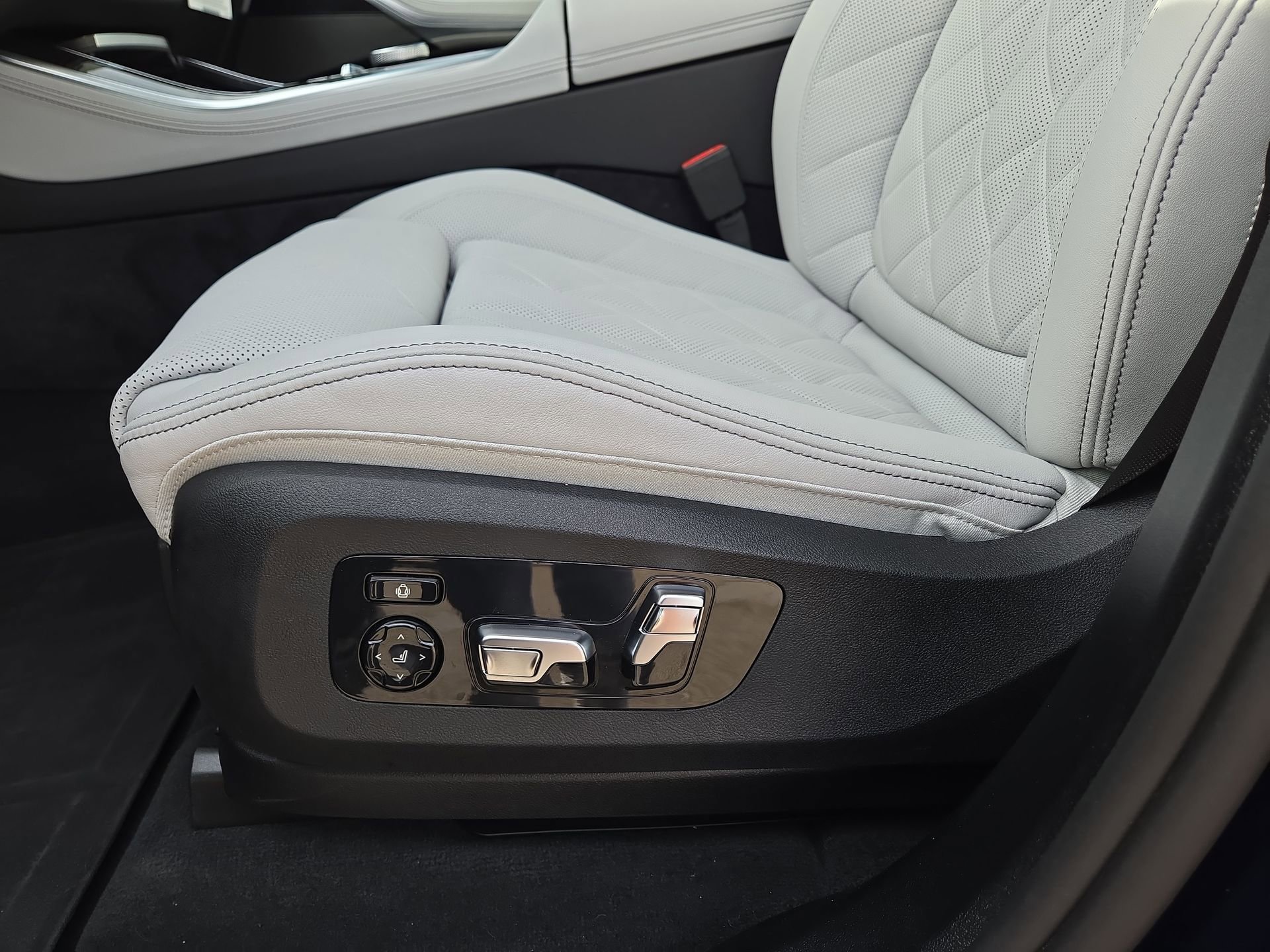 Certified 2026 BMW X5 xDrive40i w/ M Sport Package AWD/4WD image 17