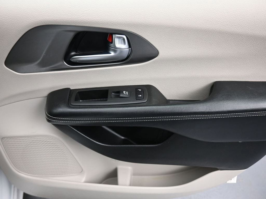 Used 2022 Chrysler Pacifica Touring-L image 57