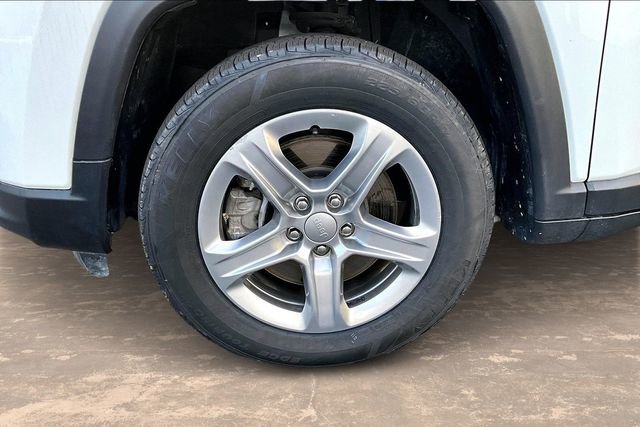 Used 2024 Jeep Compass Latitude image 30