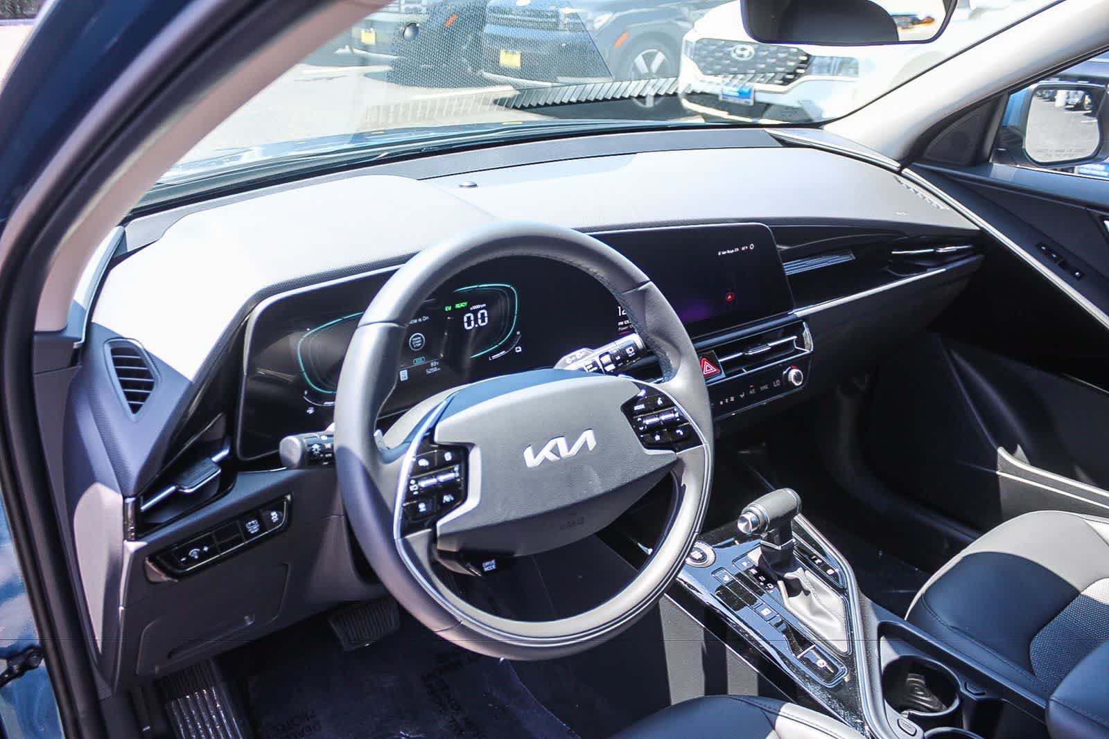 Used 2025 Kia Niro EX FWD image 22