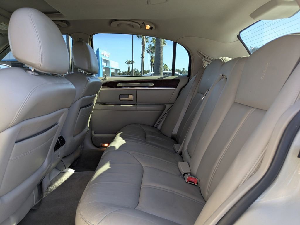 Used 2005 Lincoln Town Car Signature Limited image 13
