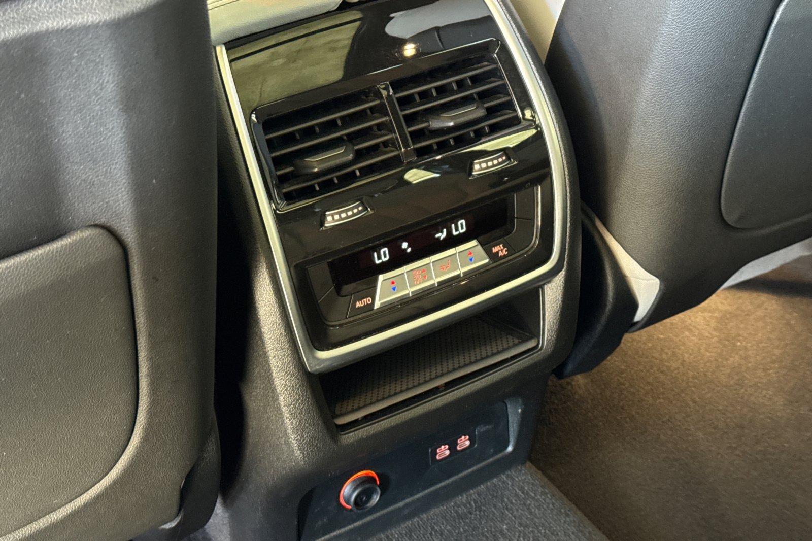 Used 2024 BMW X7 xDrive40i w/ M Sport Package AWD/4WD image 15