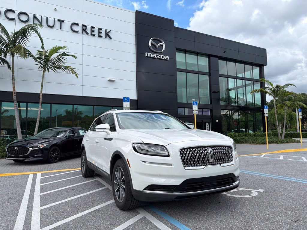 Used 2022 Lincoln Nautilus FWD image 3