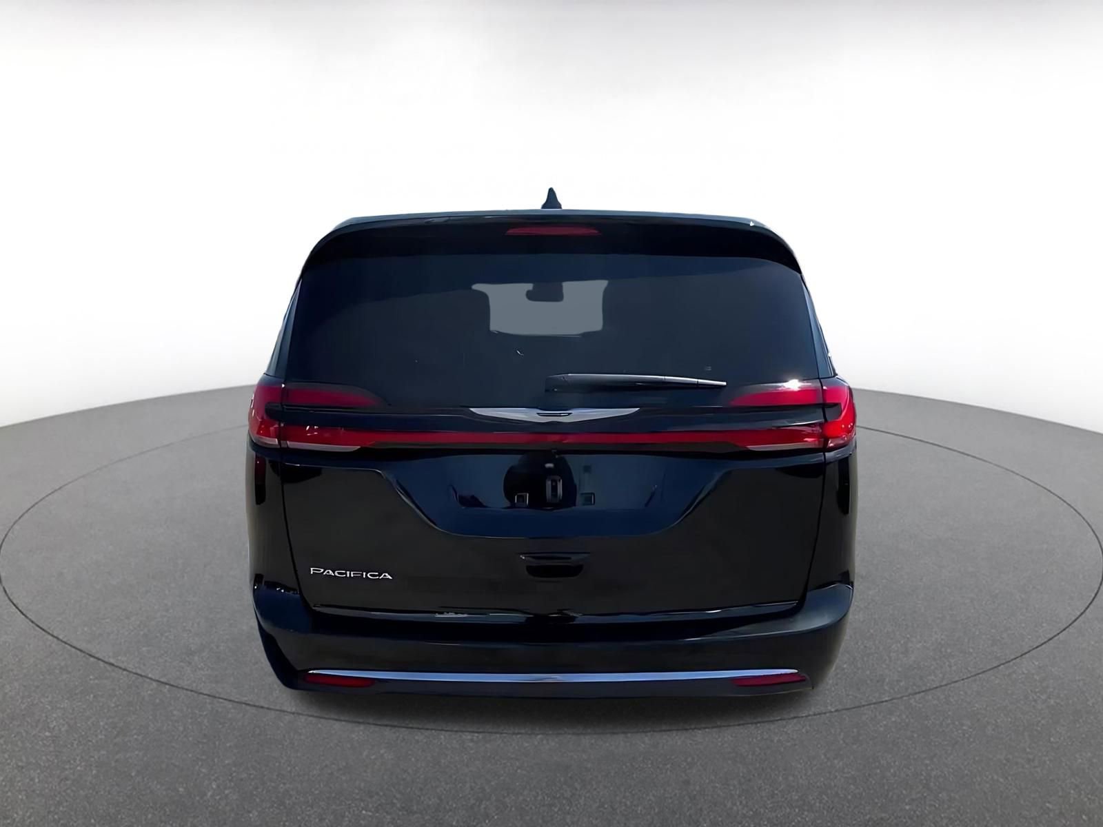 Used 2025 Chrysler Pacifica Select image 12