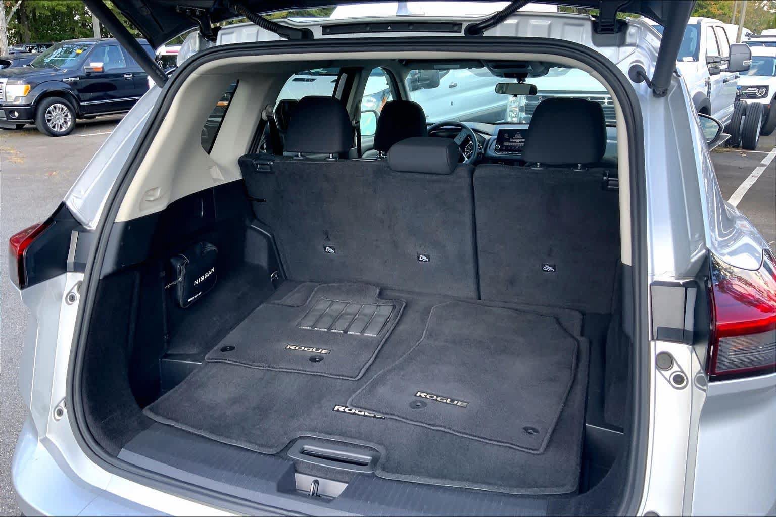 Used 2024 Nissan Rogue SV FWD image 32