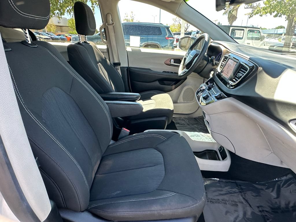 Certified 2024 Chrysler Voyager LX FWD image 17