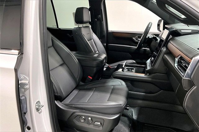 Used 2025 GMC Yukon Denali w/ Sun & Power Step Package image 30