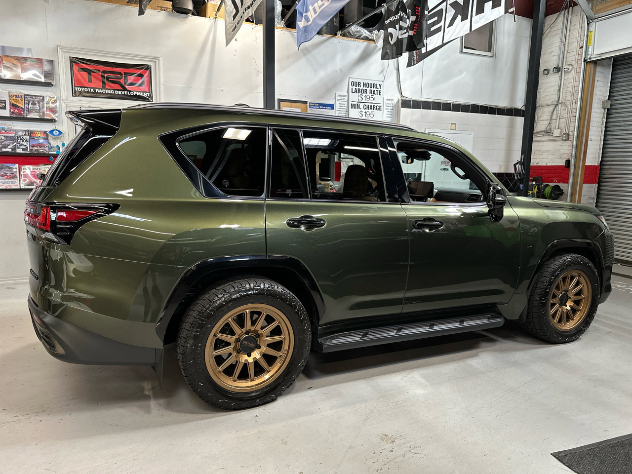Used 2024 Lexus LX 600 4WD w/ Luxury Package image 4
