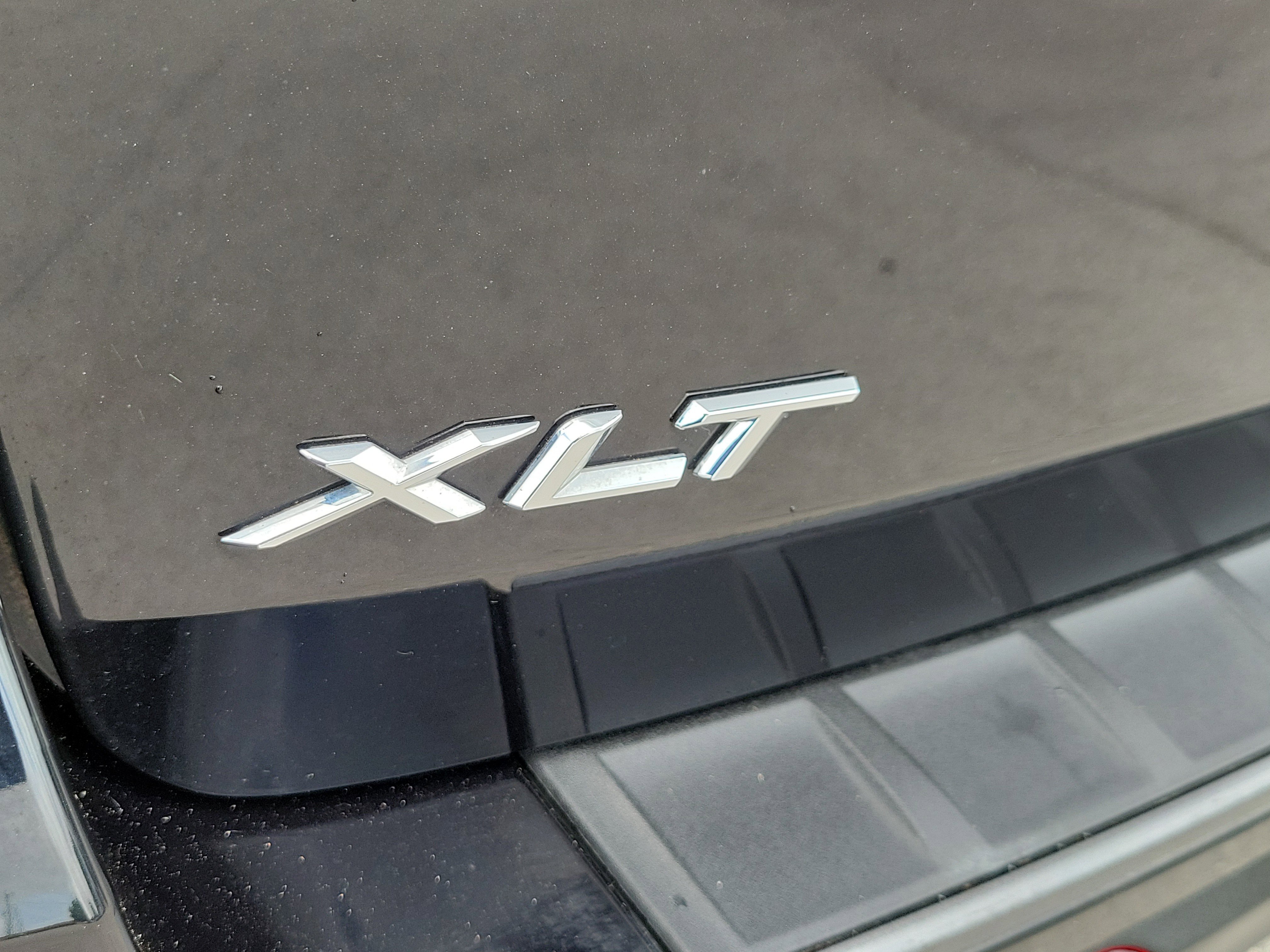 Used 2023 Ford Explorer XLT w/ Equipment Group 202A RWD image 9