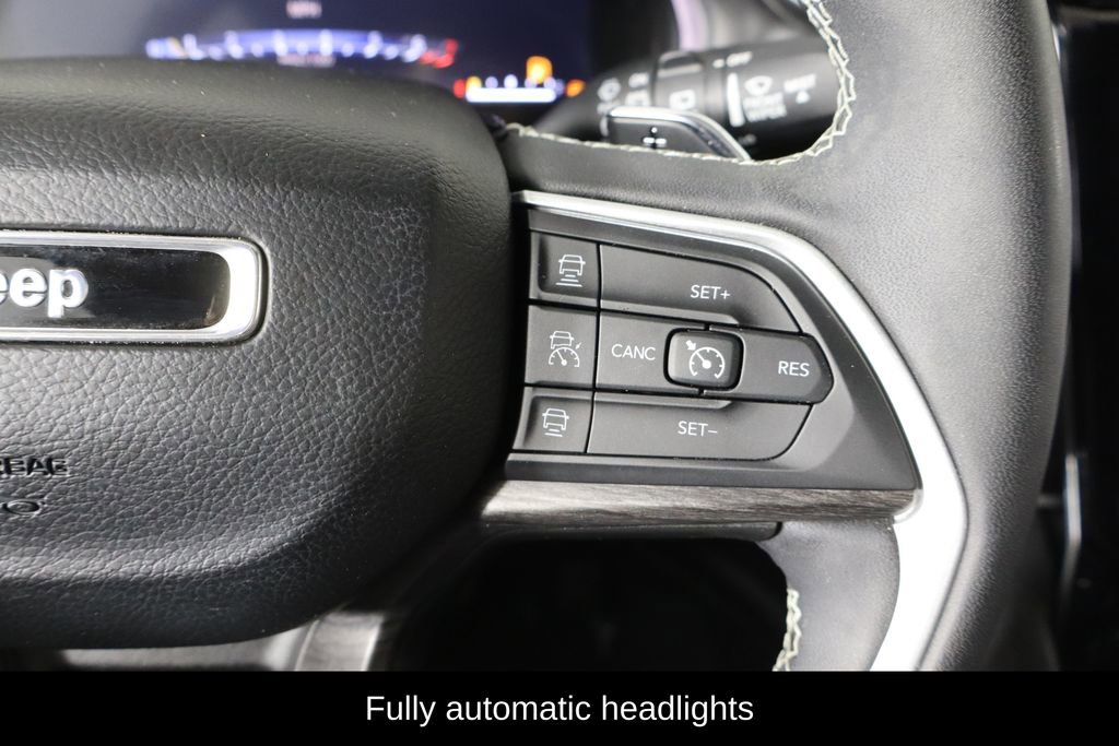 Used 2023 Jeep Grand Cherokee Limited w/ Black Appearance Package image 10