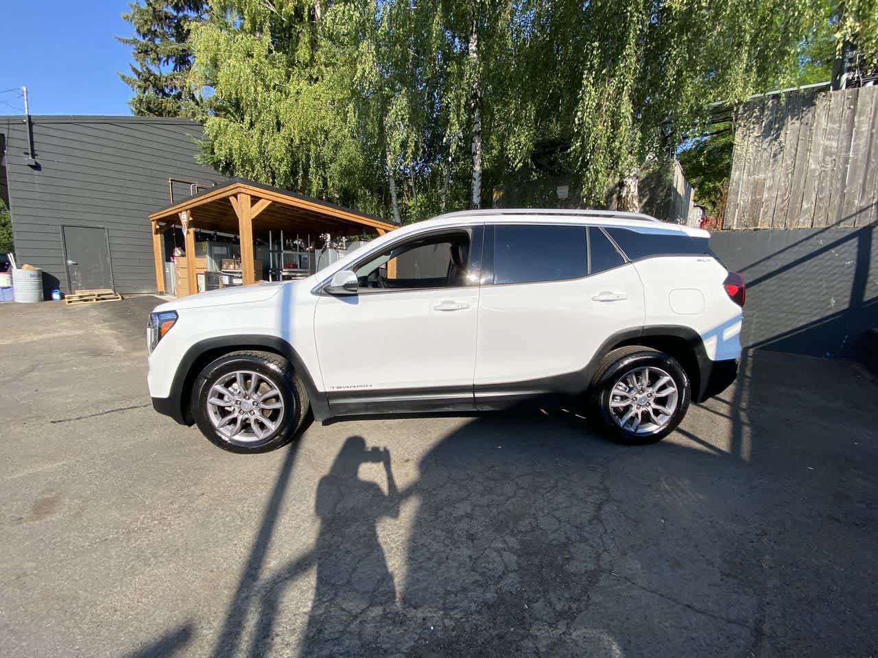 Used 2024 GMC Terrain SLT AWD/4WD image 3