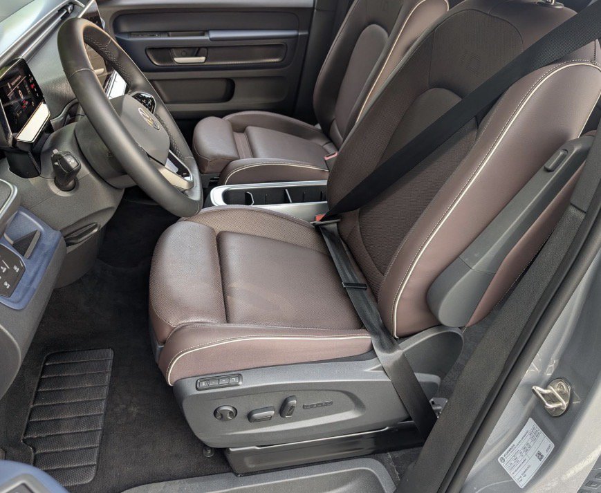 Used 2025 Volkswagen ID. Buzz Pro S Plus RWD image 3