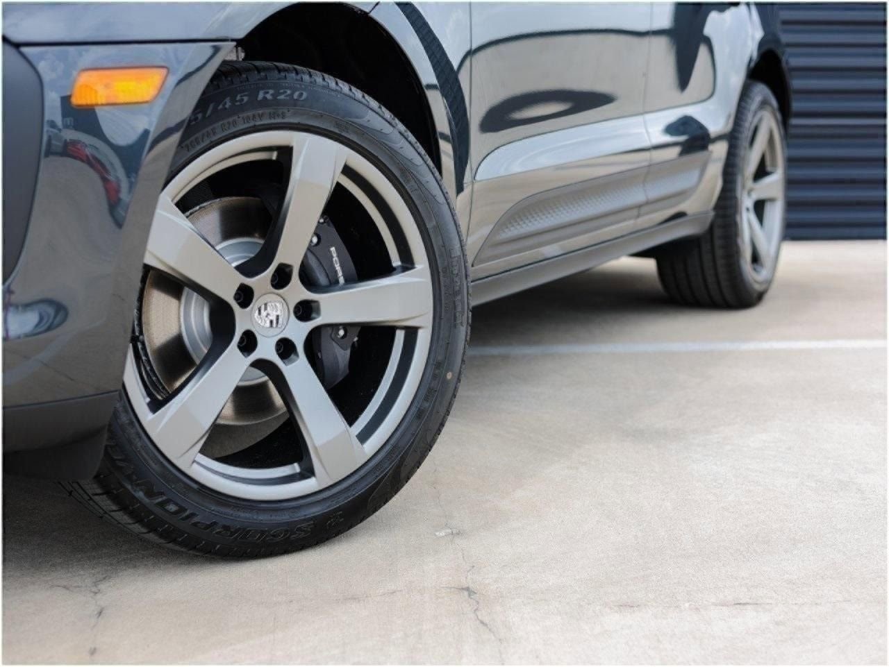 Certified 2025 Porsche Macan AWD/4WD image 12