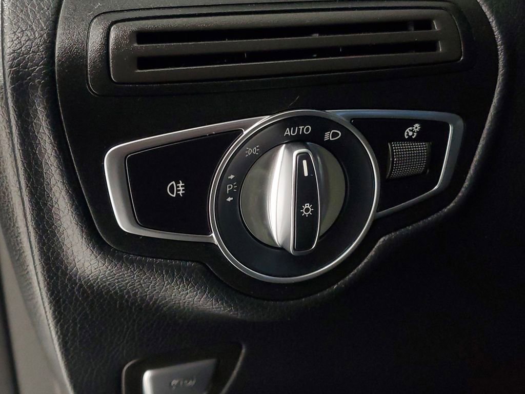 Used 2021 Mercedes-Benz GLC 300 4MATIC image 13