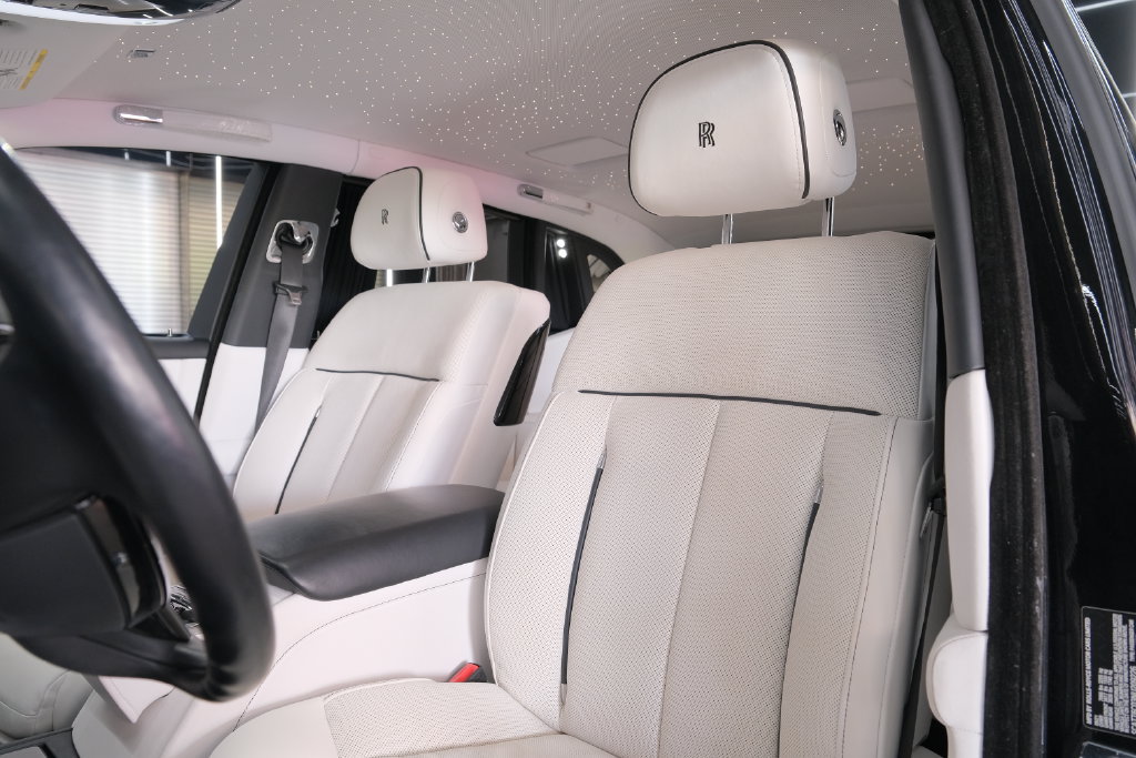 Used 2022 Rolls-Royce Phantom Sedan w/ The Phantom Package RWD image 8
