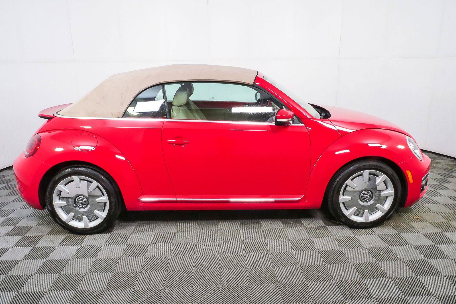 Used 2019 Volkswagen Beetle 2.0T SE w/ SE Premium Package FWD image 5