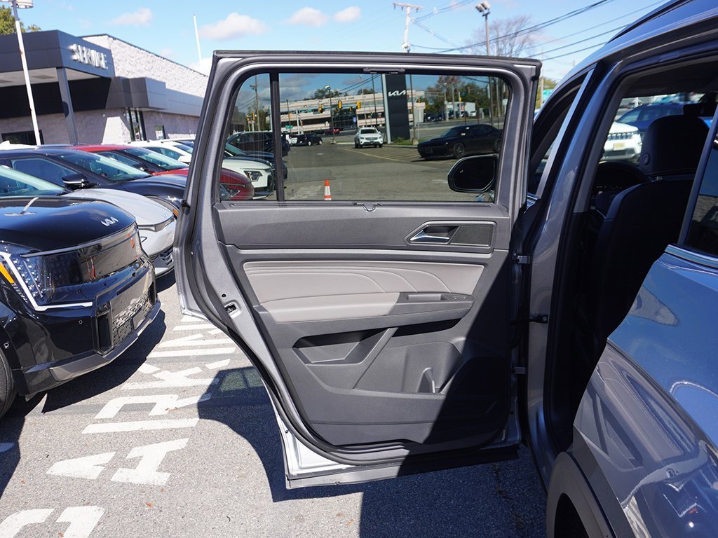 Used 2023 Volkswagen Atlas SE image 24