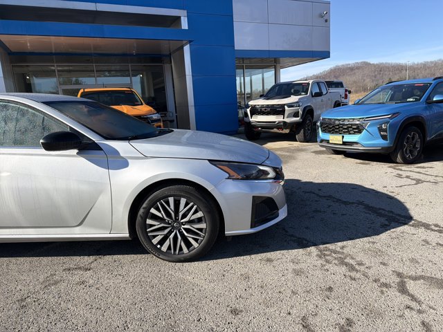 Used 2025 Nissan Altima 2.5 SV image 2