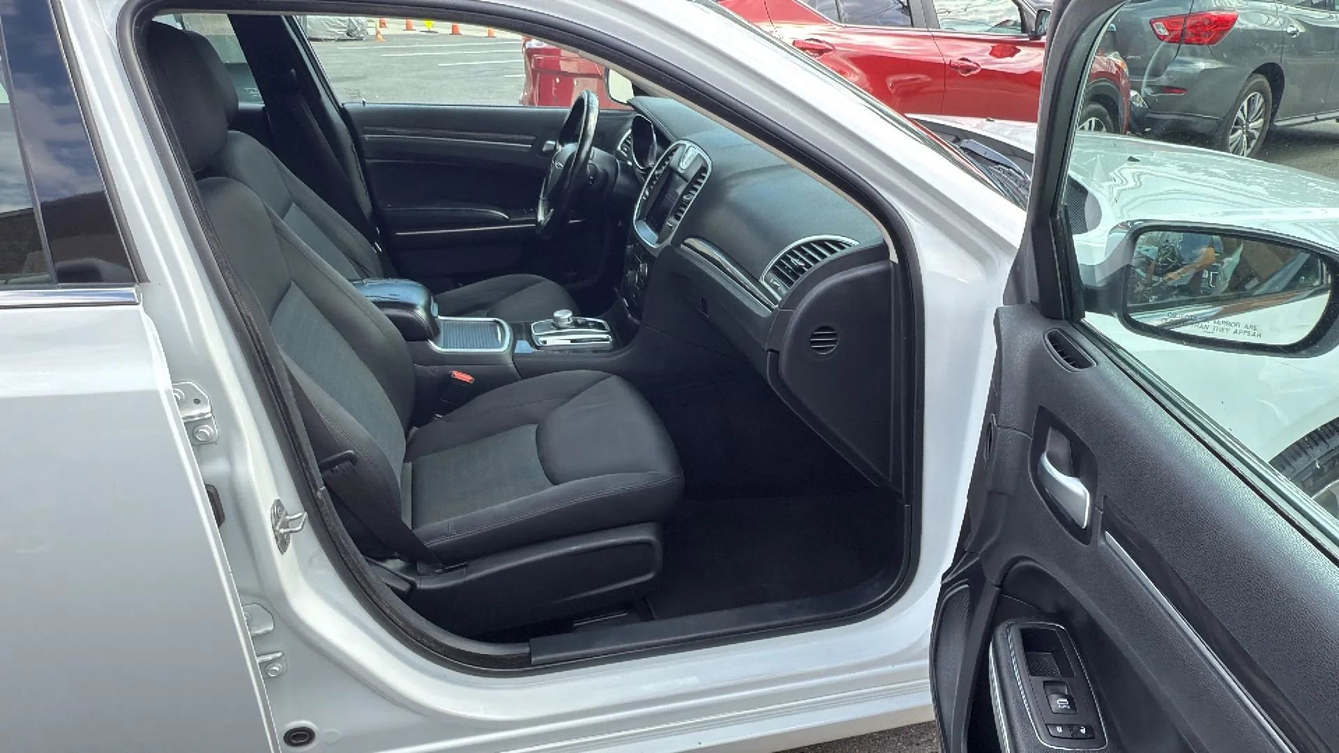 Used 2019 Chrysler 300 Touring w/ Chrome Appearance Package image 24