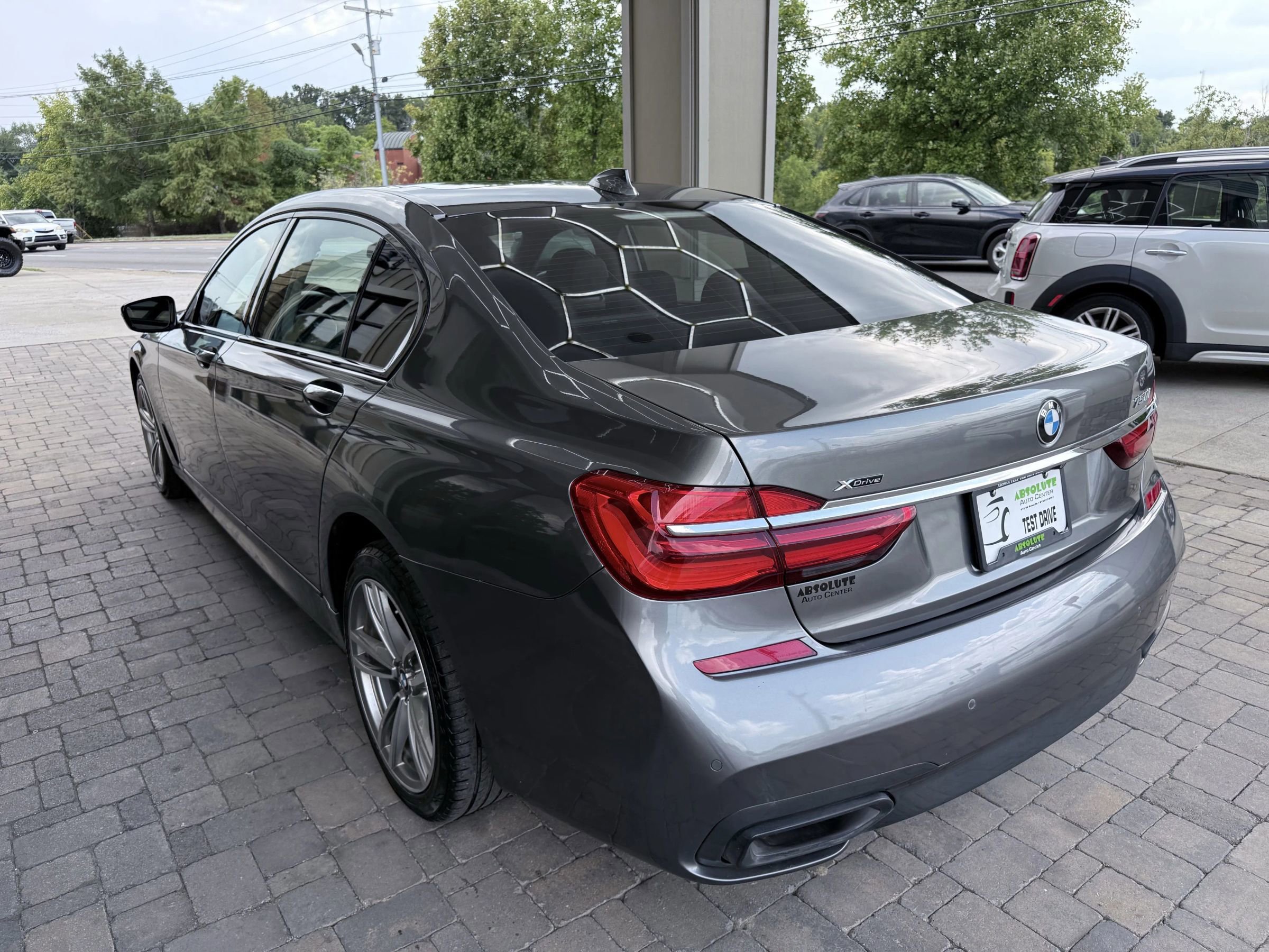 Used 2018 BMW 750i xDrive image 3