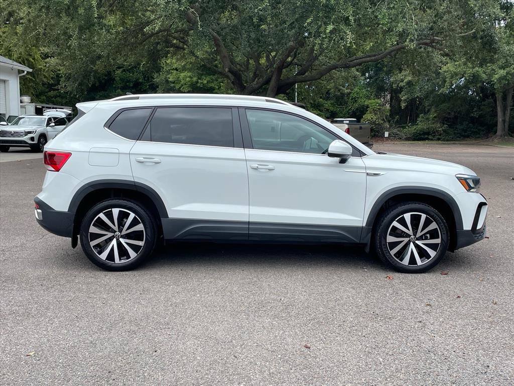 Used 2022 Volkswagen Taos SE FWD image 2