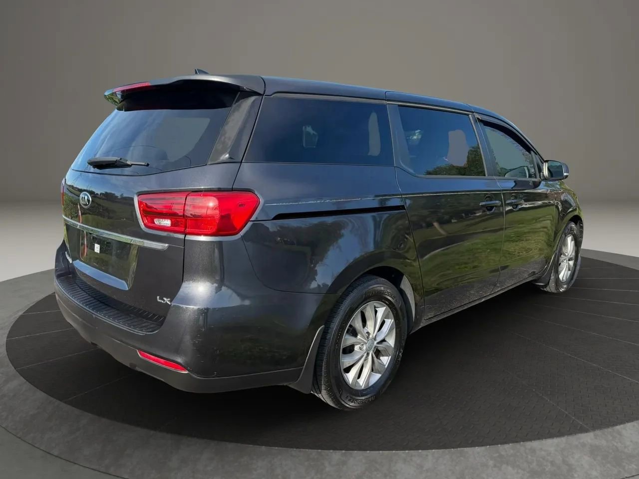 Used 2019 Kia Sedona LX image 6
