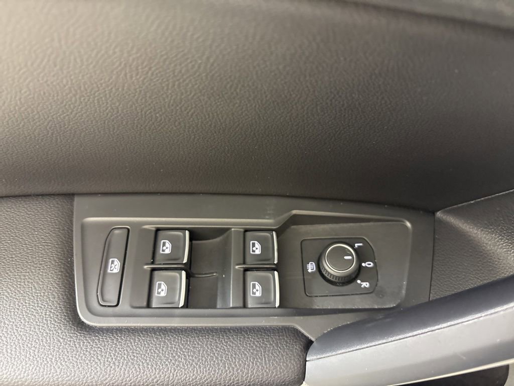 Used 2020 Volkswagen Tiguan SE R-Line image 17