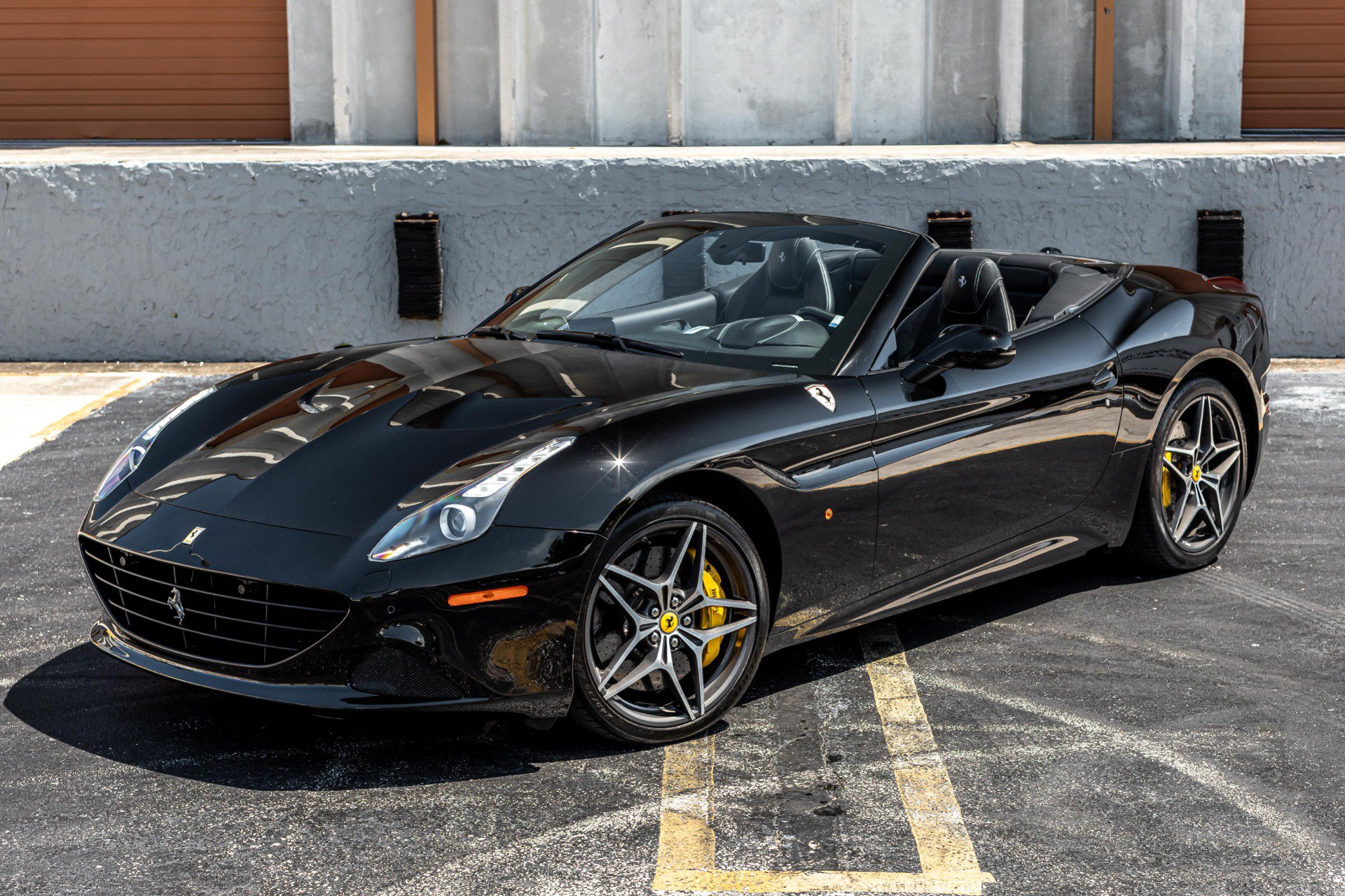 Used 2017 Ferrari California T RWD image 1