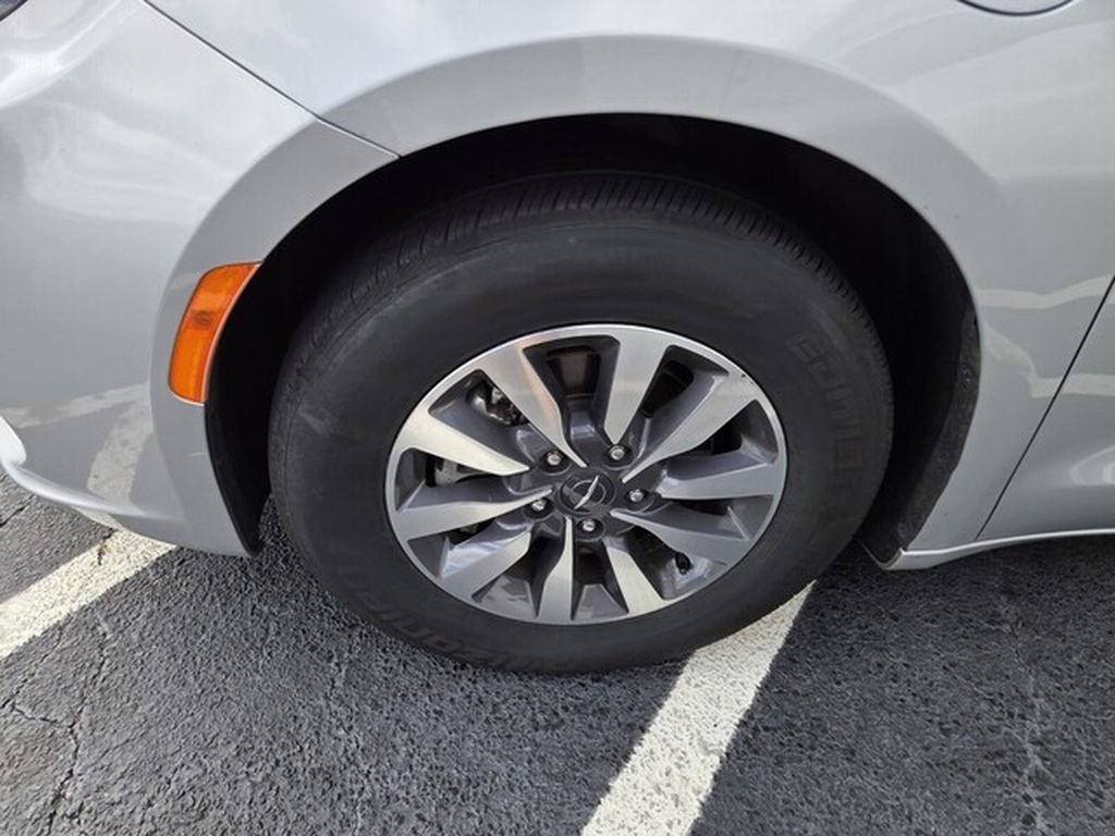 Used 2024 Chrysler Pacifica Limited FWD image 2