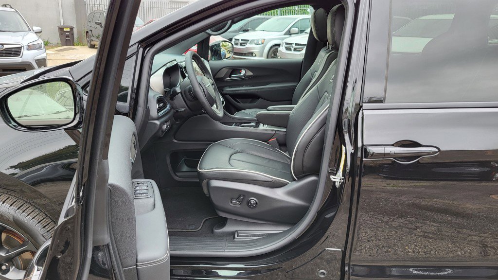 Used 2024 Chrysler Pacifica Limited w/ Uconnect Theater Family Group image 18