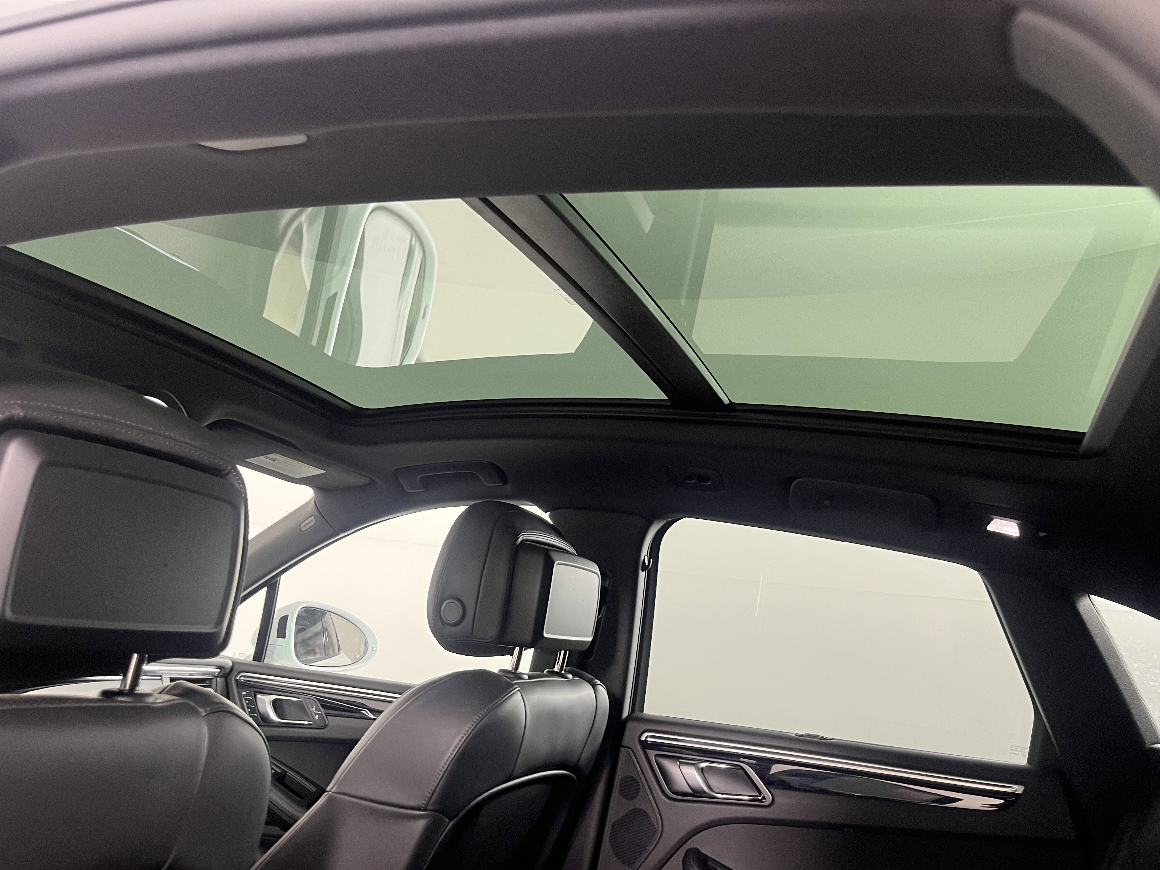 Used 2022 Porsche Macan w/ Premium Package Plus image 17