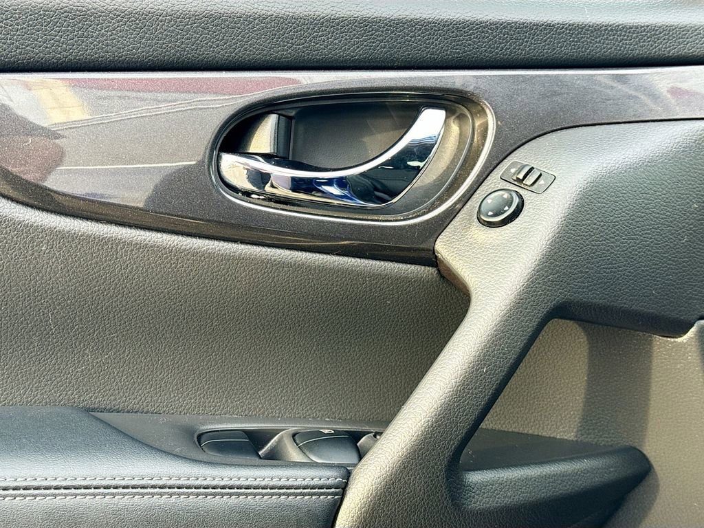 Used 2020 Nissan Rogue SV image 16