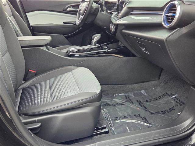 Used 2025 Chevrolet Trax LT w/ LT Convenience Package image 20
