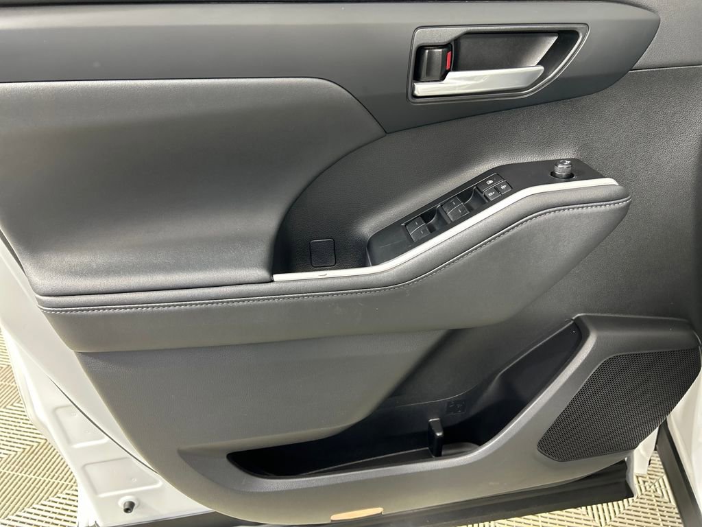 Used 2024 Toyota Highlander XLE image 10