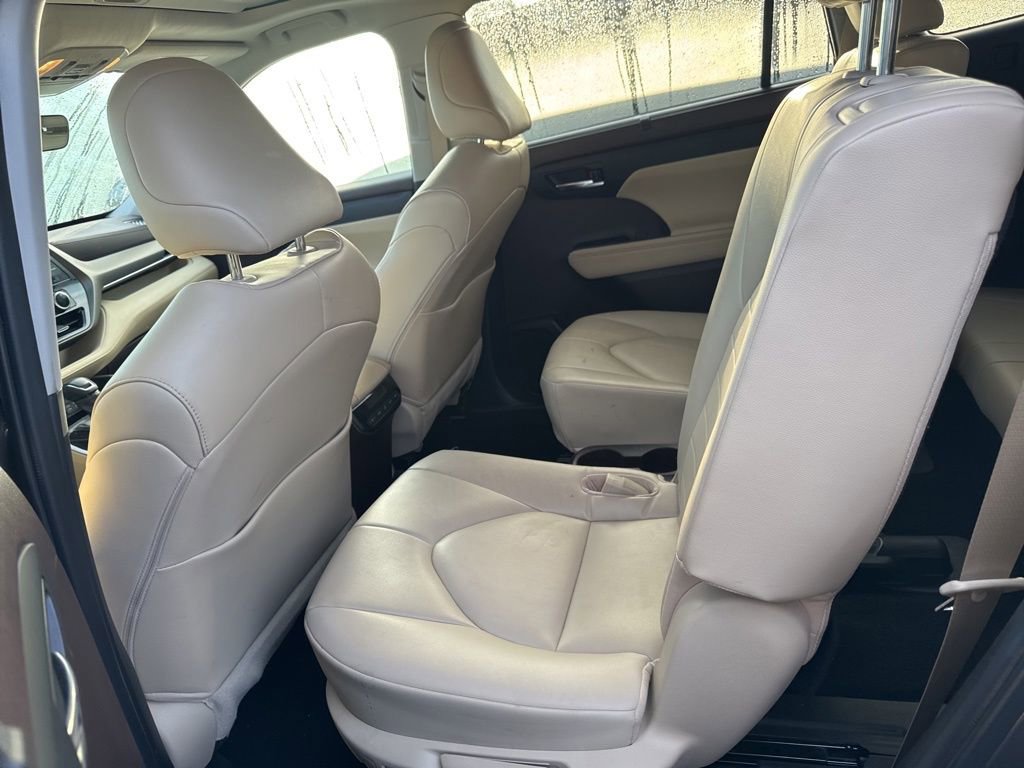 Used 2022 Toyota Highlander XLE AWD/4WD image 10