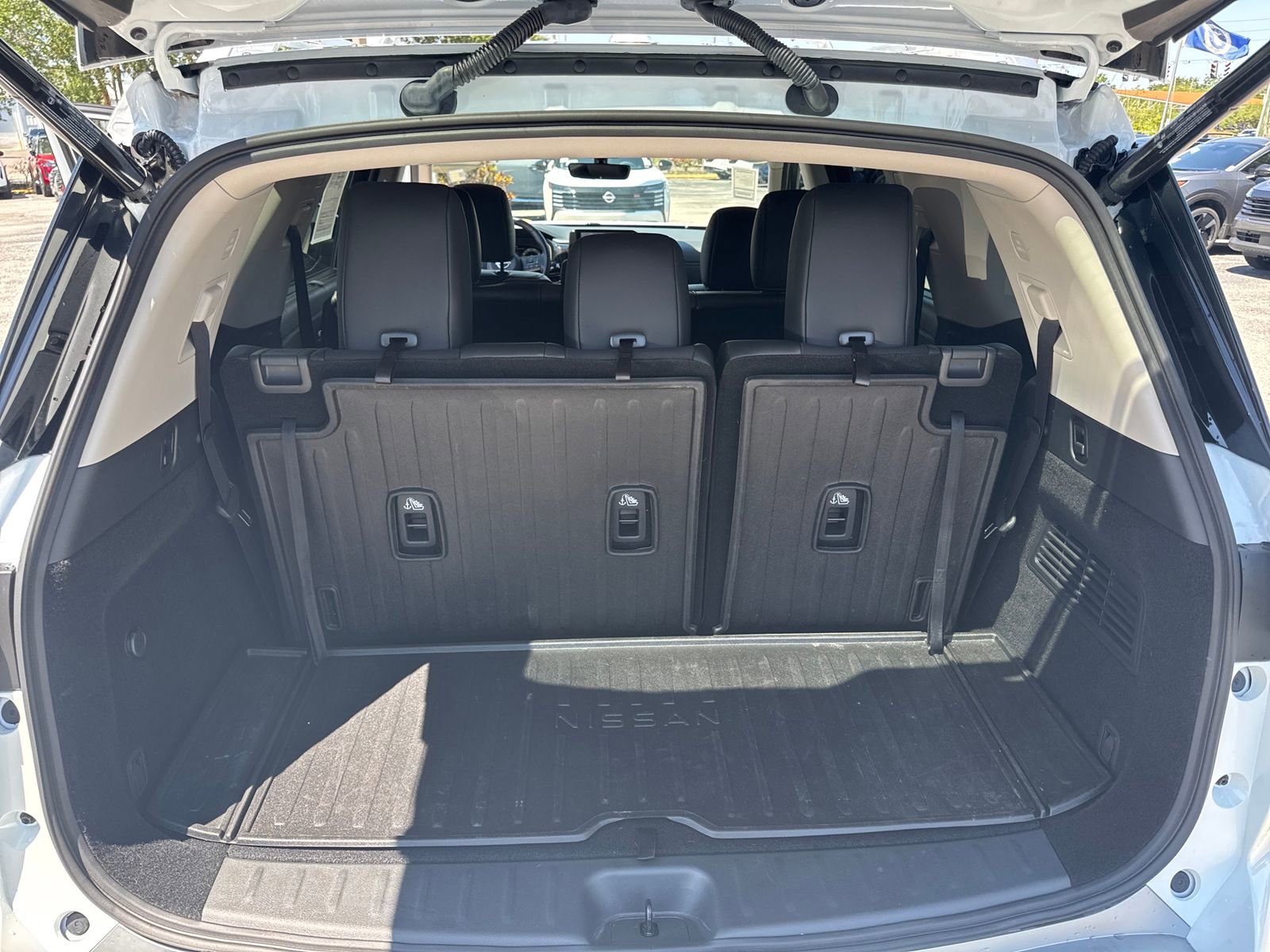 Certified 2025 Nissan Pathfinder Platinum w/ Cargo Package FWD image 33