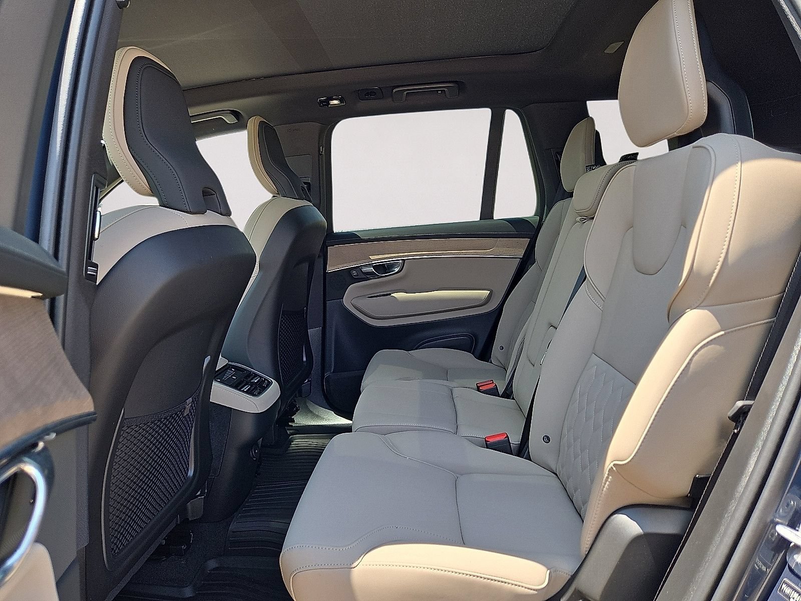 New 2026 Volvo XC90 B5 Plus w/ Protection Package Premier AWD/4WD image 15