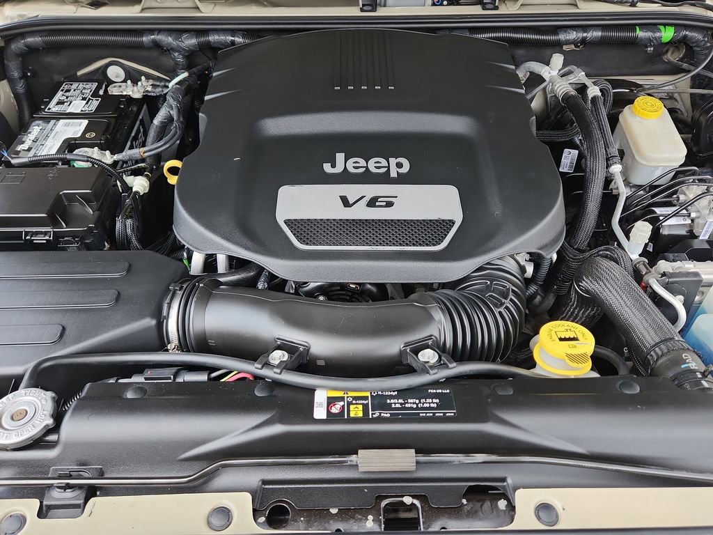 Used 2017 Jeep Wrangler Unlimited Sahara w/ Connectivity Group AWD/4WD image 19