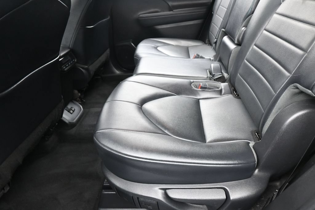 Used 2022 Toyota Highlander XLE AWD/4WD image 33