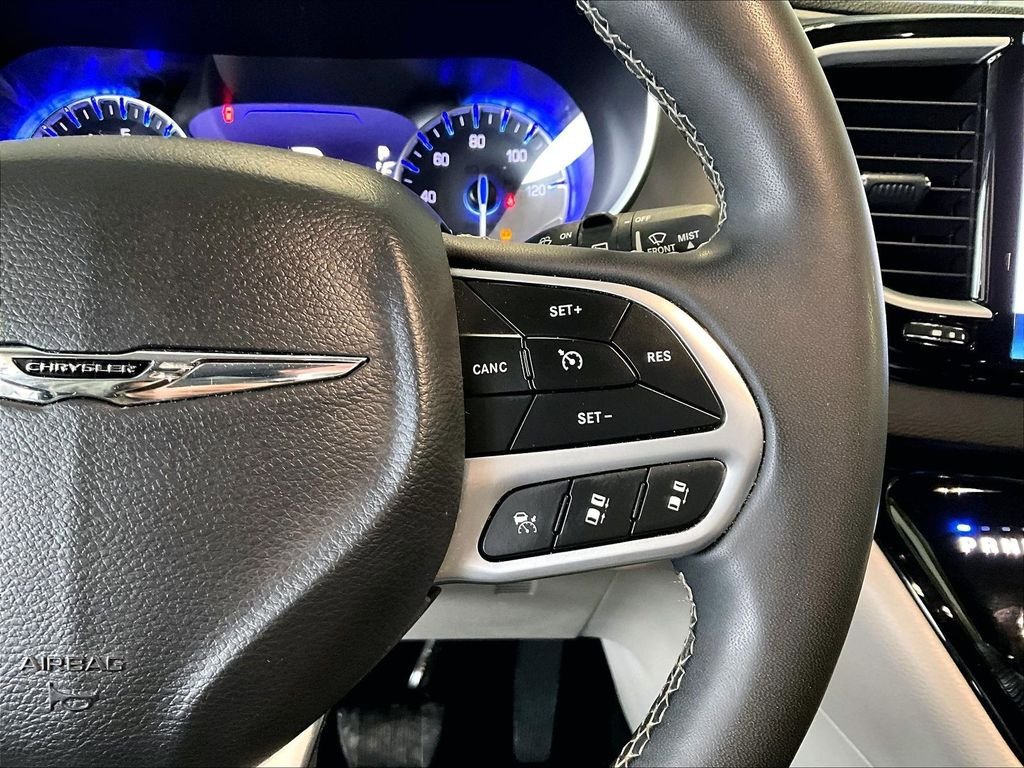 Used 2023 Chrysler Pacifica Touring-L image 25