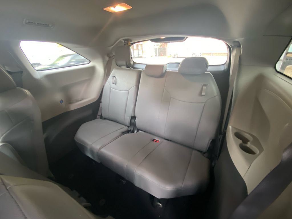 Used 2024 Toyota Sienna XLE FWD image 29