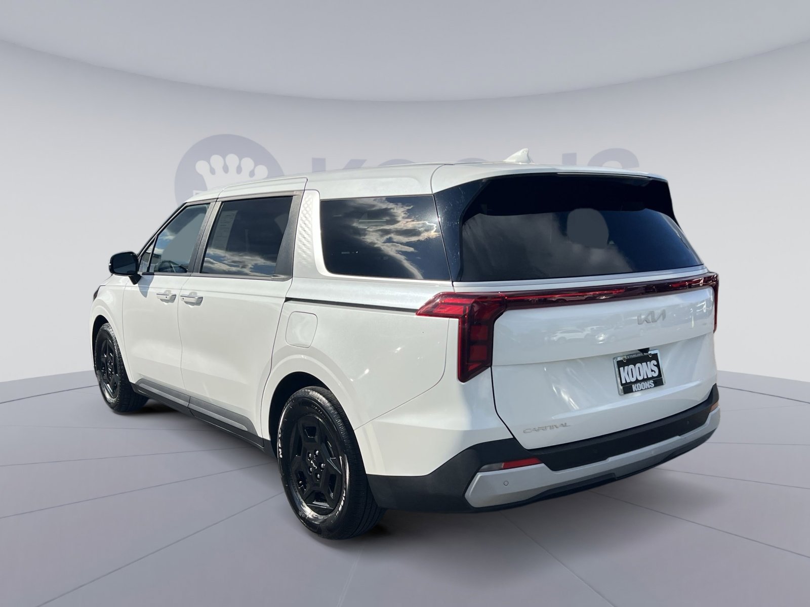 Used 2025 Kia Carnival FWD image 8
