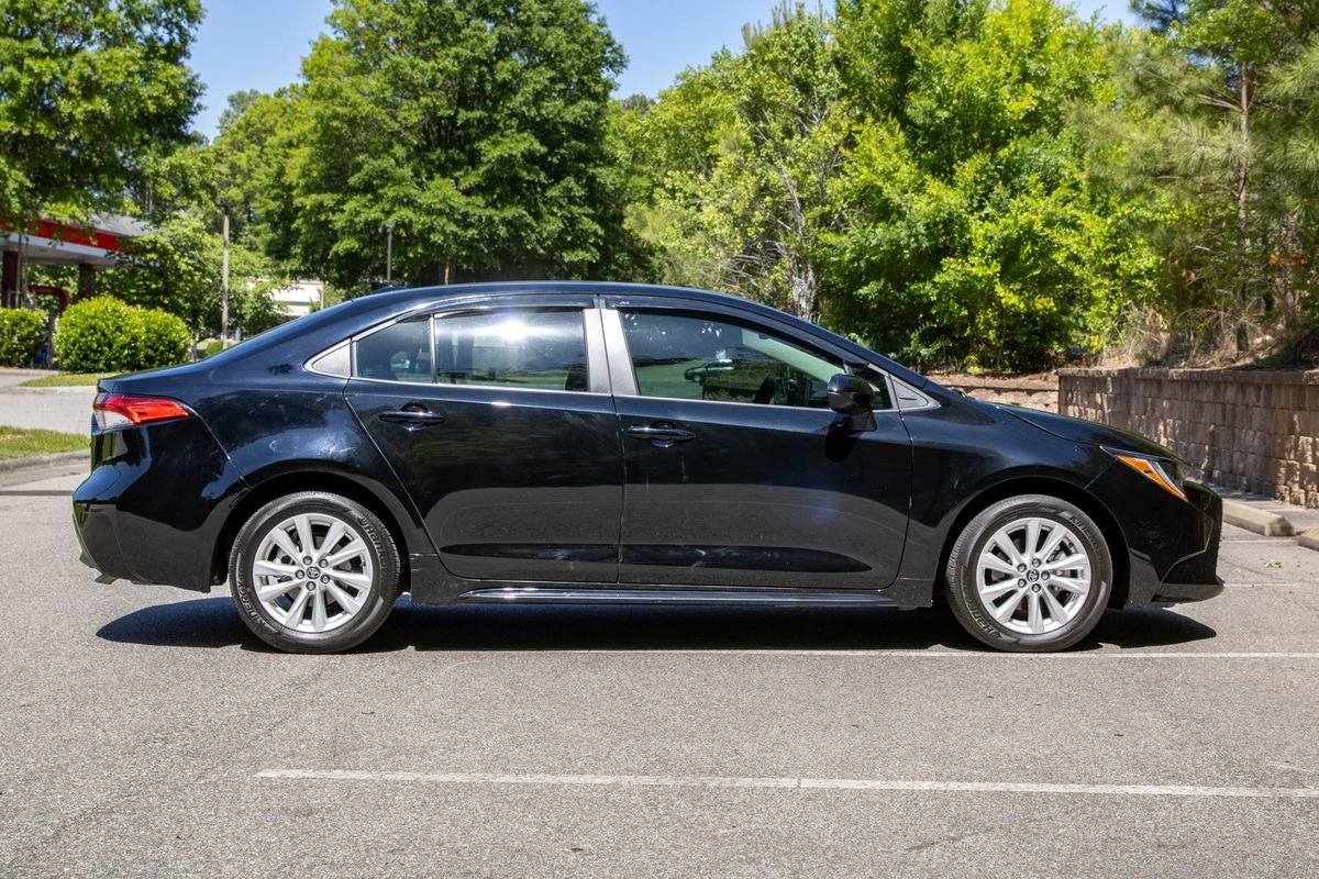Used 2025 Toyota Corolla LE w/ LE Premium Package FWD image 4