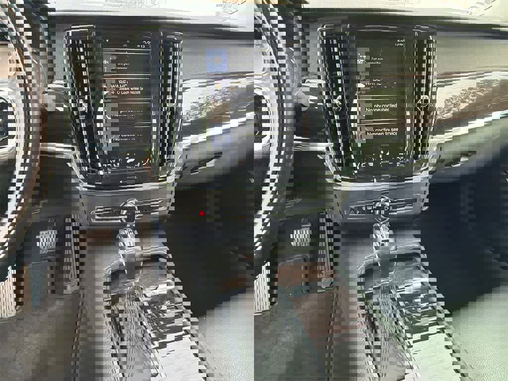 Used 2018 Volvo S90 T6 Momentum w/ Convenience Package image 27