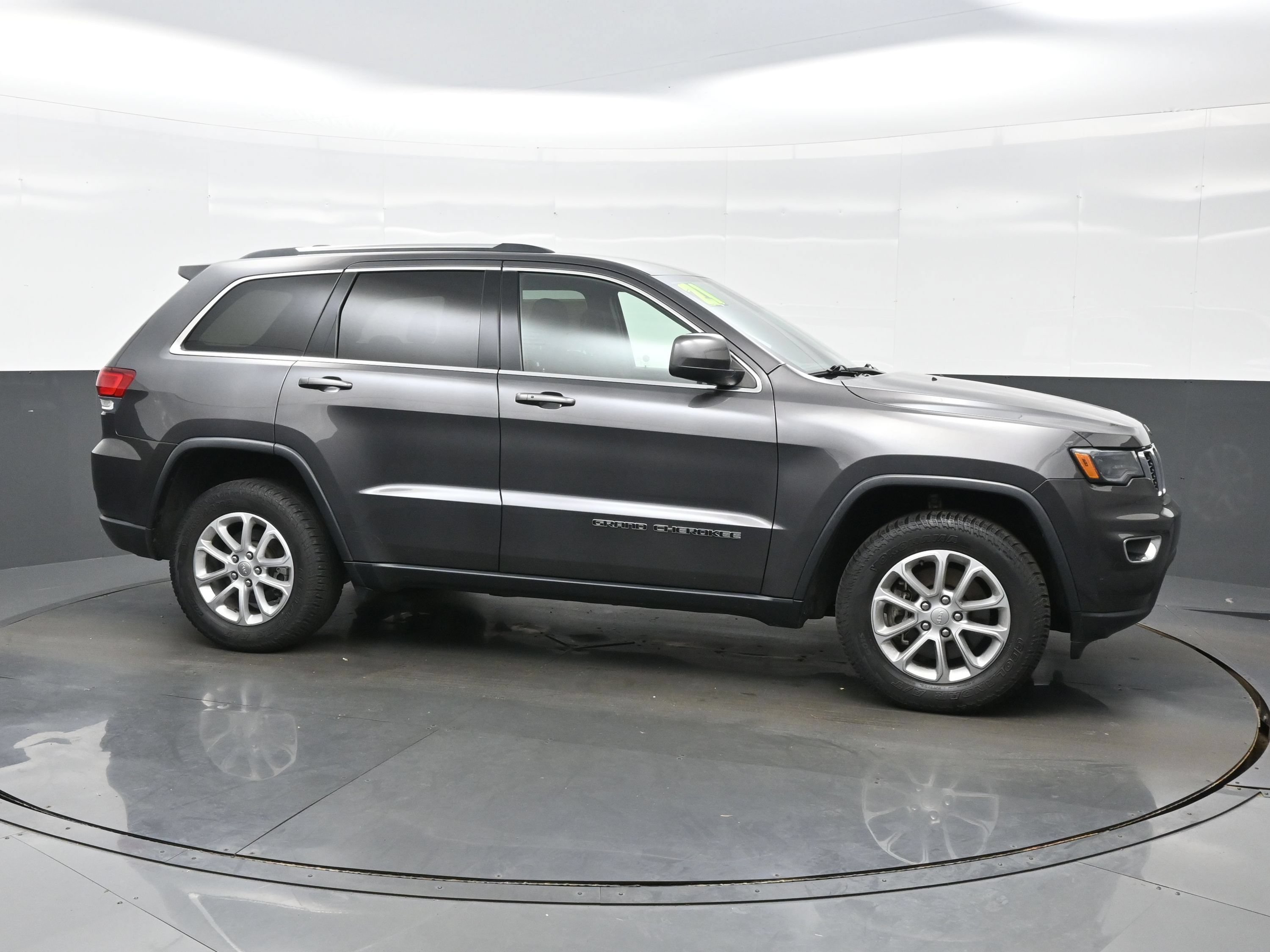 Used 2021 Jeep Grand Cherokee Laredo w/ Security & Convenience Group AWD/4WD image 7