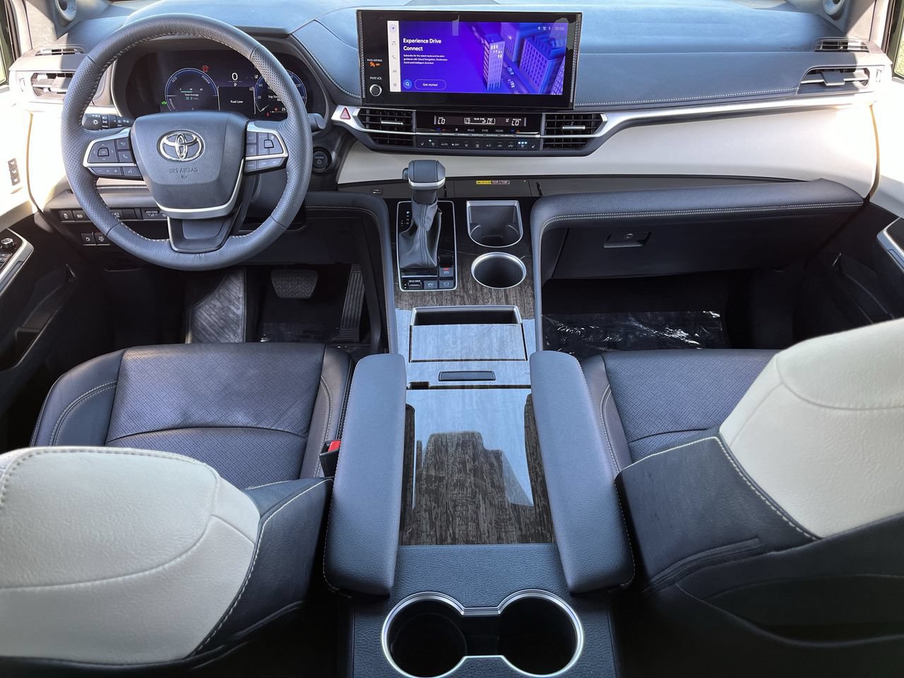 Used 2025 Toyota Sienna Platinum FWD image 9