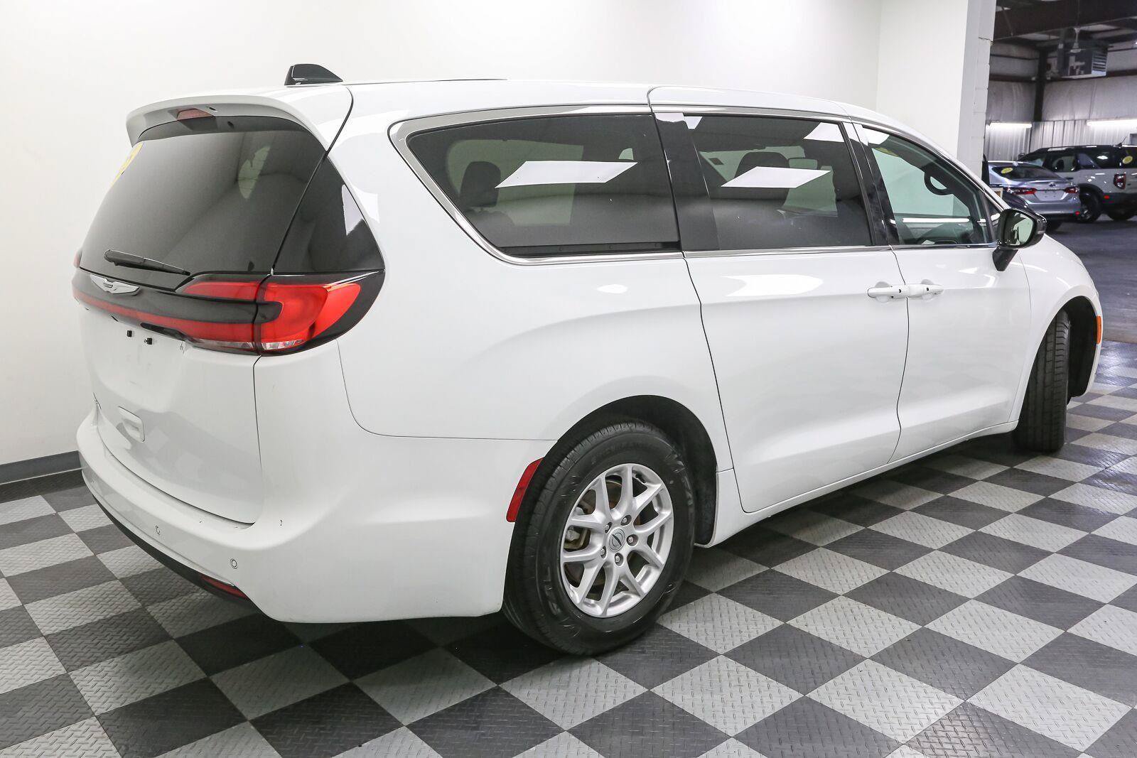 Used 2025 Chrysler Pacifica Select FWD image 8