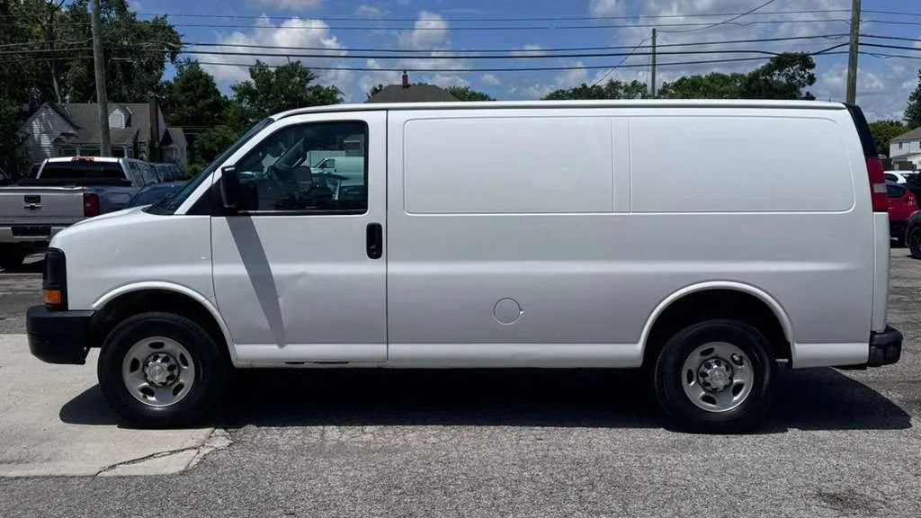 Used 2016 Chevrolet Express 2500 RWD image 2
