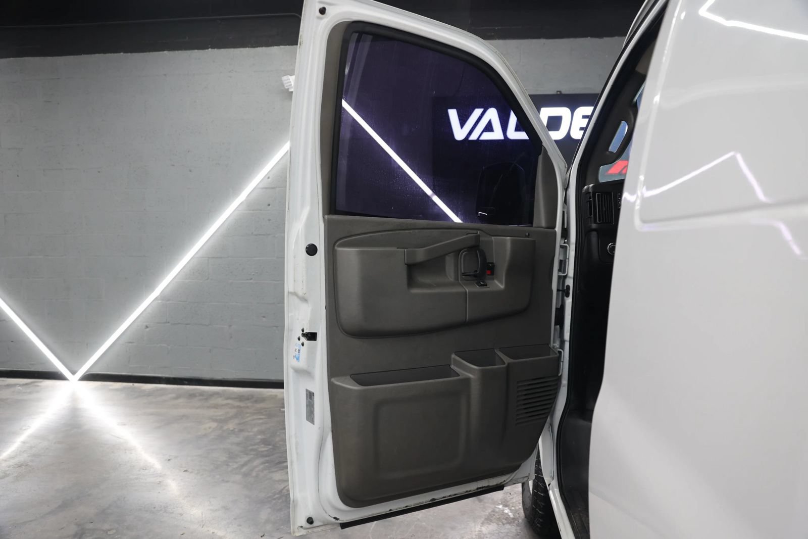 Used 2020 Chevrolet Express 2500 w/ Communications Package RWD image 28