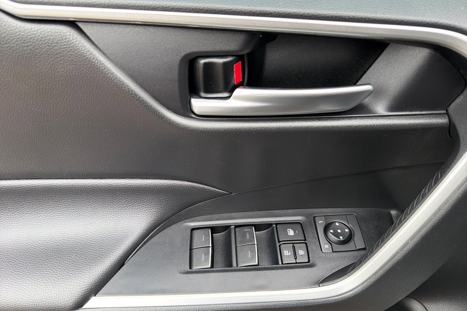 Used 2024 Toyota RAV4 AWD Hybrid image 11